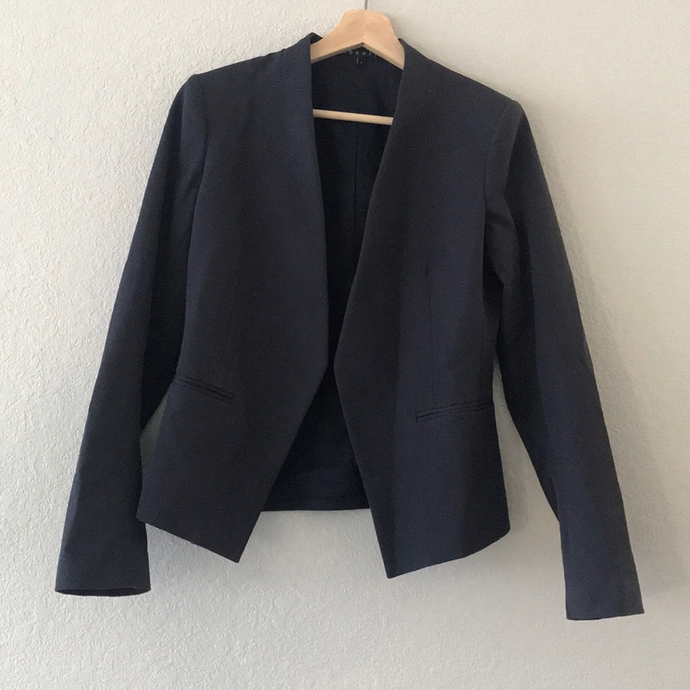 Stunning Theory navy blazer